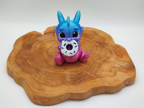 Baby-Drachenfigur mit Donut